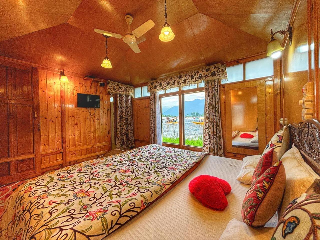 Hotel White House Group Of Houseboats Srīnagar Exterior foto