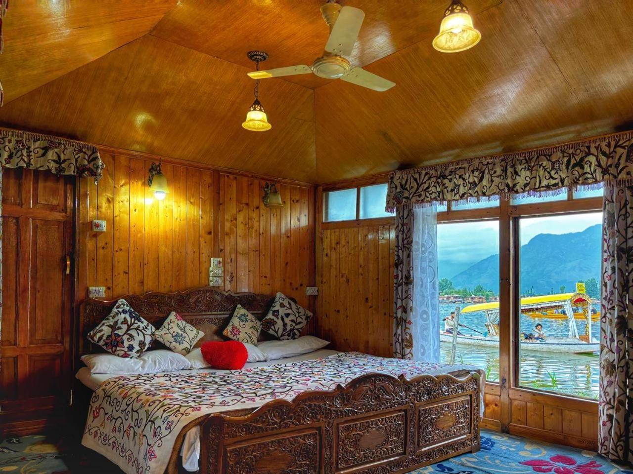 Hotel White House Group Of Houseboats Srīnagar Exterior foto
