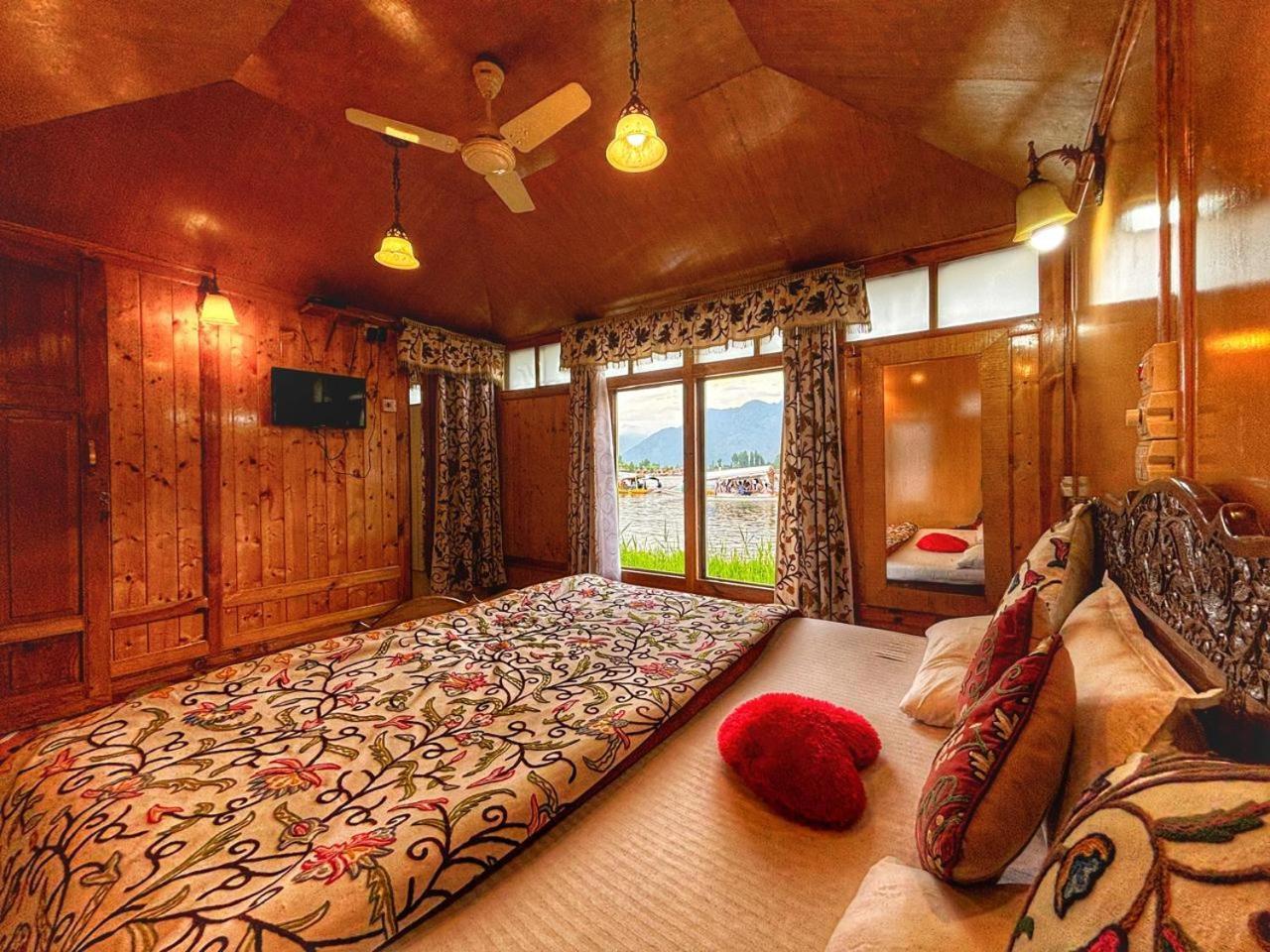 Hotel White House Group Of Houseboats Srīnagar Exterior foto