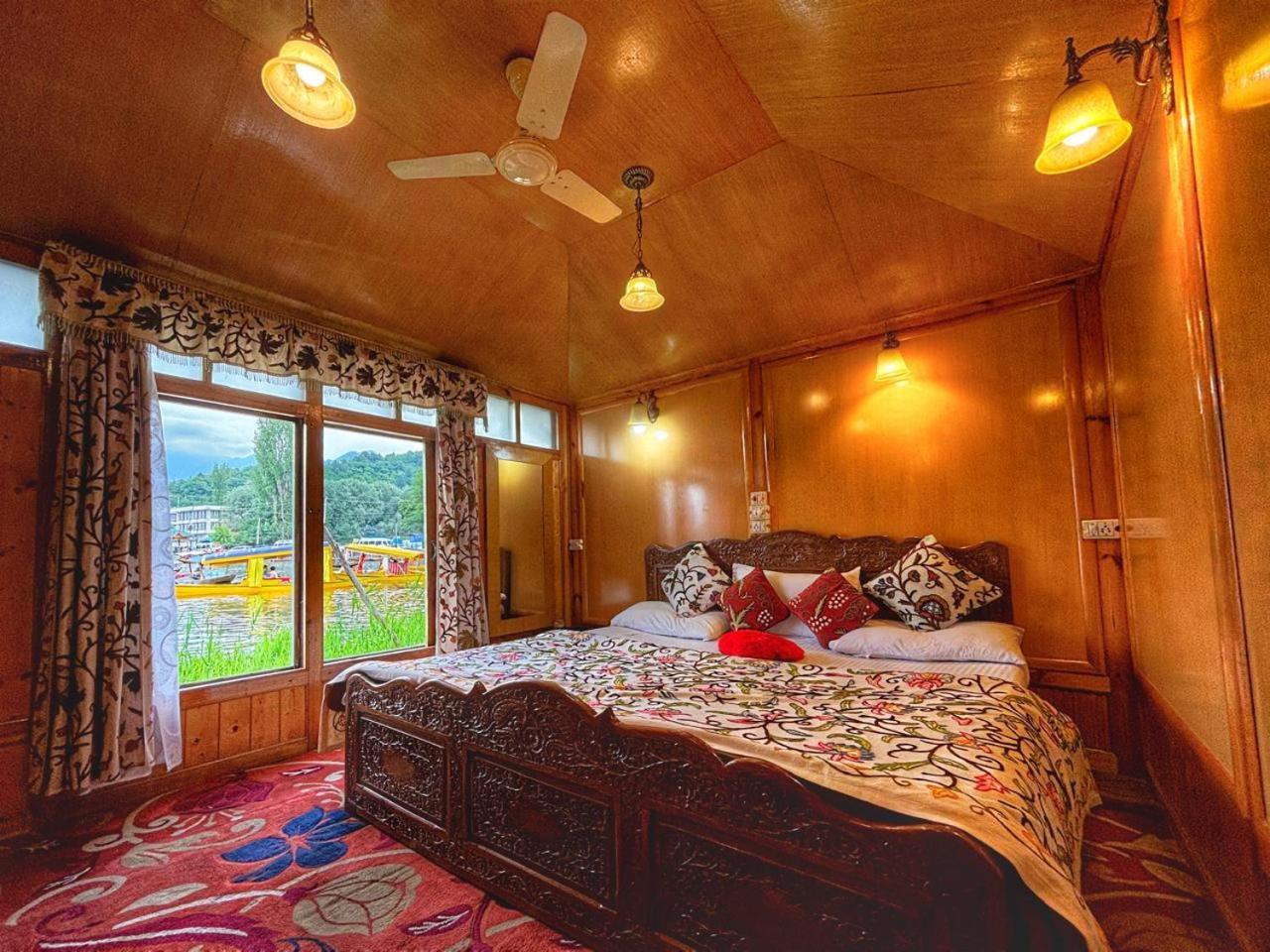 Hotel White House Group Of Houseboats Srīnagar Exterior foto