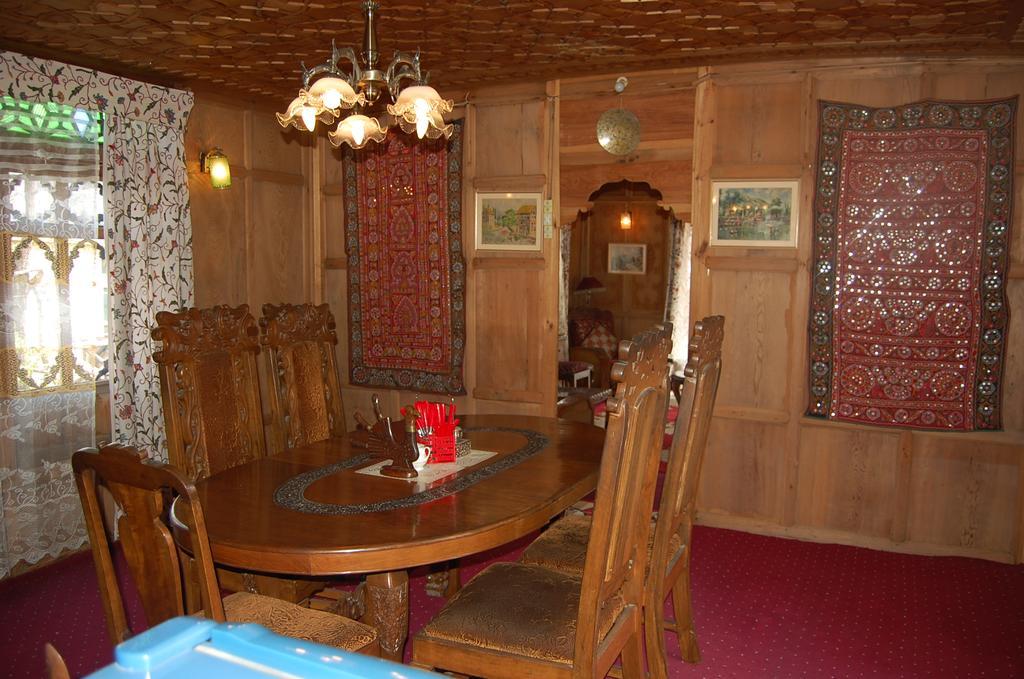 Hotel White House Group Of Houseboats Srīnagar Exterior foto