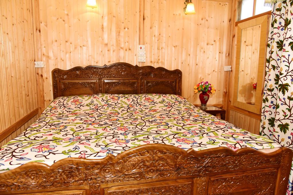 Hotel White House Group Of Houseboats Srīnagar Exterior foto