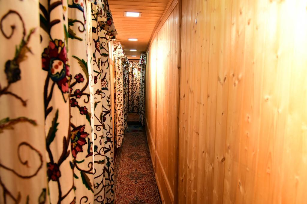 Hotel White House Group Of Houseboats Srīnagar Exterior foto