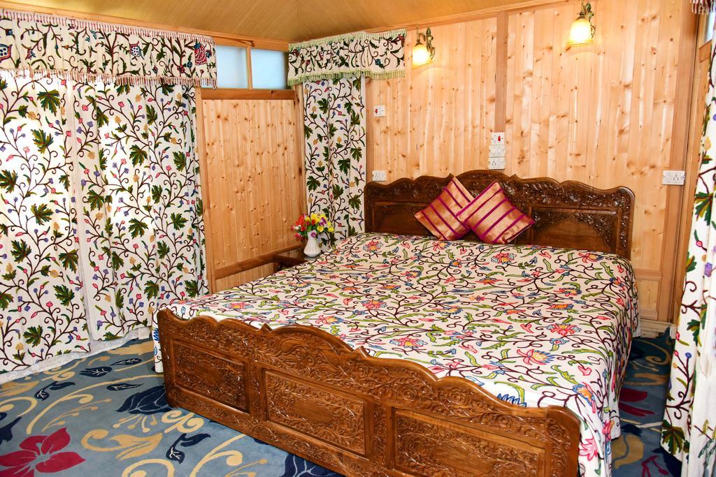 Hotel White House Group Of Houseboats Srīnagar Exterior foto